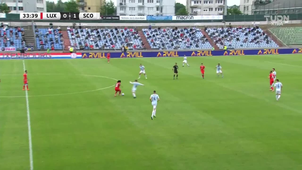 ¡Expulsión! El árbitro saca la roja directa a Vahid Selimovic.