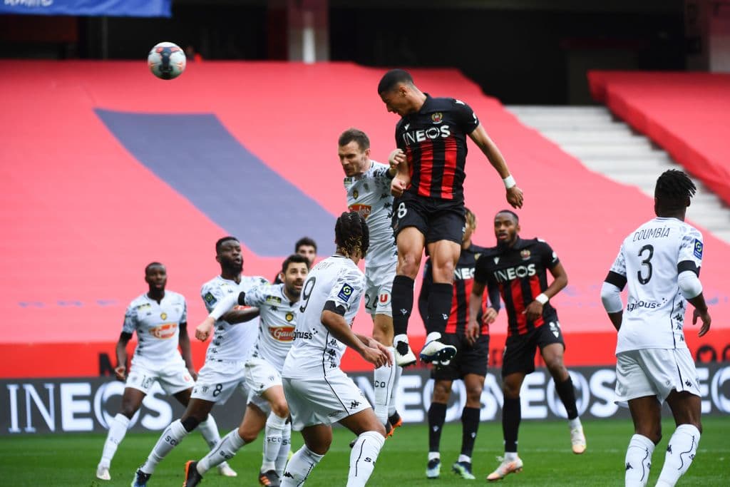 La jornada 24 del futbol francés cerró con 7 victorias, Stade Brestois 29 venció 2-1 a Bordeaux, Montpellier se impuso en casa 4-2 al Dijon, Nimes Olympique perdió en su estadio 3-4 frente al Mónaco, Nice goleó 3-0 a Angers, Sain Etienne se impuso por la mínima a Metz, Nantes cayó en casa frente al líder Lille 0-2 y el PSG salió victorioso en su visita al Olympique de Marseille.
