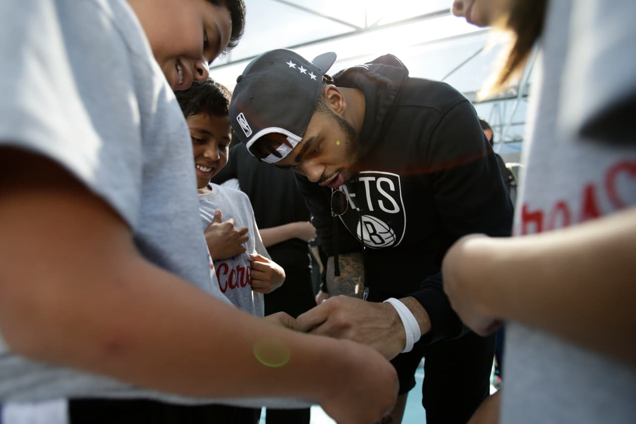 Desde muy temprano Rice tomó su lugar en un transporte especial donde se promocionaba los partidos de baloncesto.