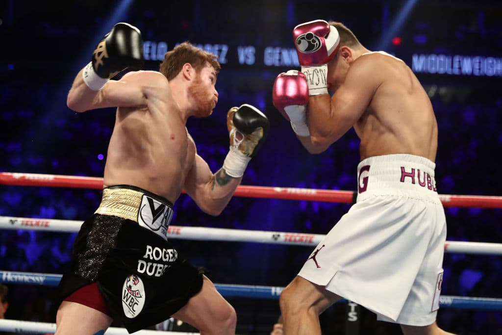 En el cuarto capítulo Canelo lanzó una gran cantidad de golpes, quizás el asalto en el que mayor gasto hizo, echando hacia atrás a Golovkin, quien apeló a una defensa cerrada.