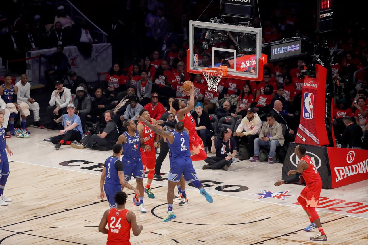 Este nuevo formato del NBA All-Star Game dio bueno frutos pues el cotejo se desarrolló con intensidad y ambos equipos buscaron el triunfo a toda costa. Finalmente Team LeBron se impuso 157 a 155 ante Team Giannis ¡Estas fotos son para enmarcar!