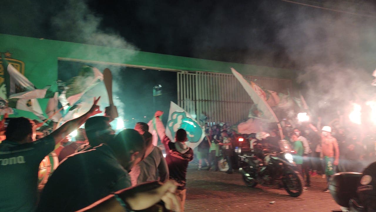 Así festejaron en León el pase a la Final del Guard1anes 2020 | La afición no se midió en la celebración tras la victoria sobre las Chivas. ¿Será que ya esperan al Cruz Azul en la Final?