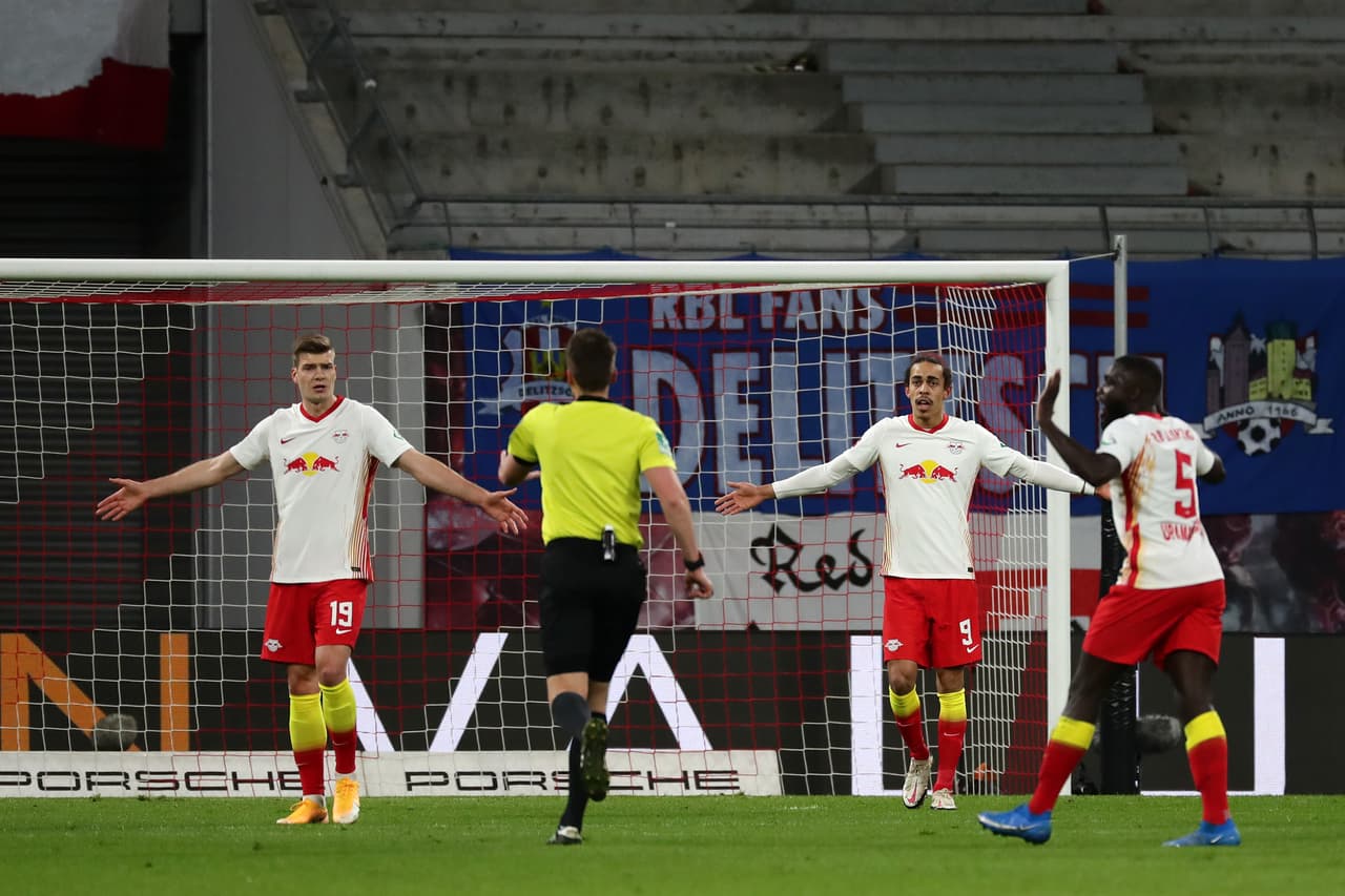 El Bayern se afianzó como líder de la Bundesliga y camina firma hacia otro título.