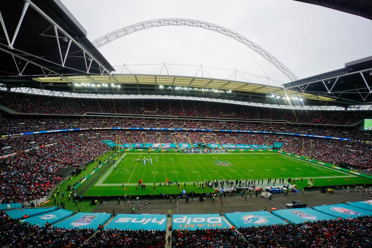 El domingo arrancó con el juego en el Reino Unido entre los Miami Dolphins y los New Orleans Saints en el mítico estadio Wembley de Londres.