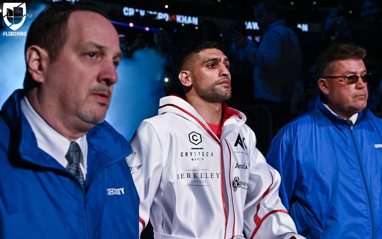 Terence Crawford retuvo su cetro wélter de la OMB tras dominar a Amir Khan en el Madison Square Garden de Nueva York.