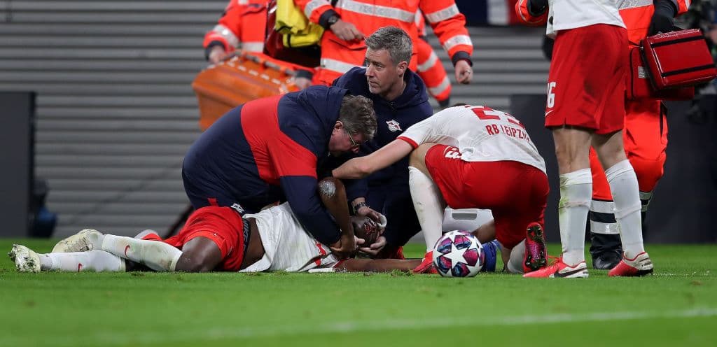 Tras un fuerte impacto, Nordi Mukiele queda noquedo en el terreno de juego por lo que tienen que intervenir los medicos del RB Leipzig.