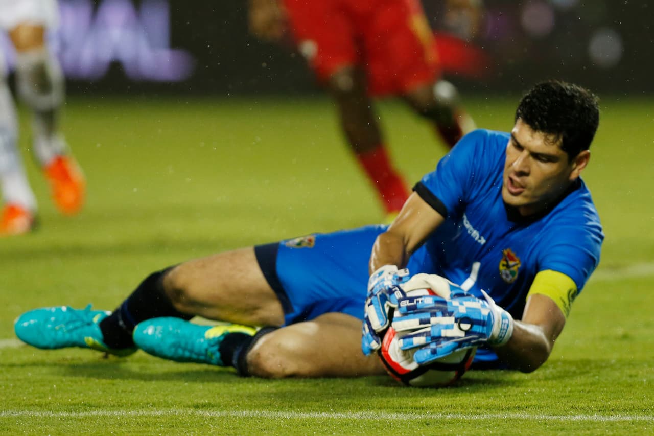 ORLANDO, FLORIDA - JUNE 06: Carlos Lampe of Bolivia makes a save during a group D match between Panama and Bolivia at Camping World Stadium as part of Copa America Centenario US 2016 on June 06, 2016 in Orlando, Florida, US. (Photo by Scott Iskowitz/LatinContent/Getty Images)
