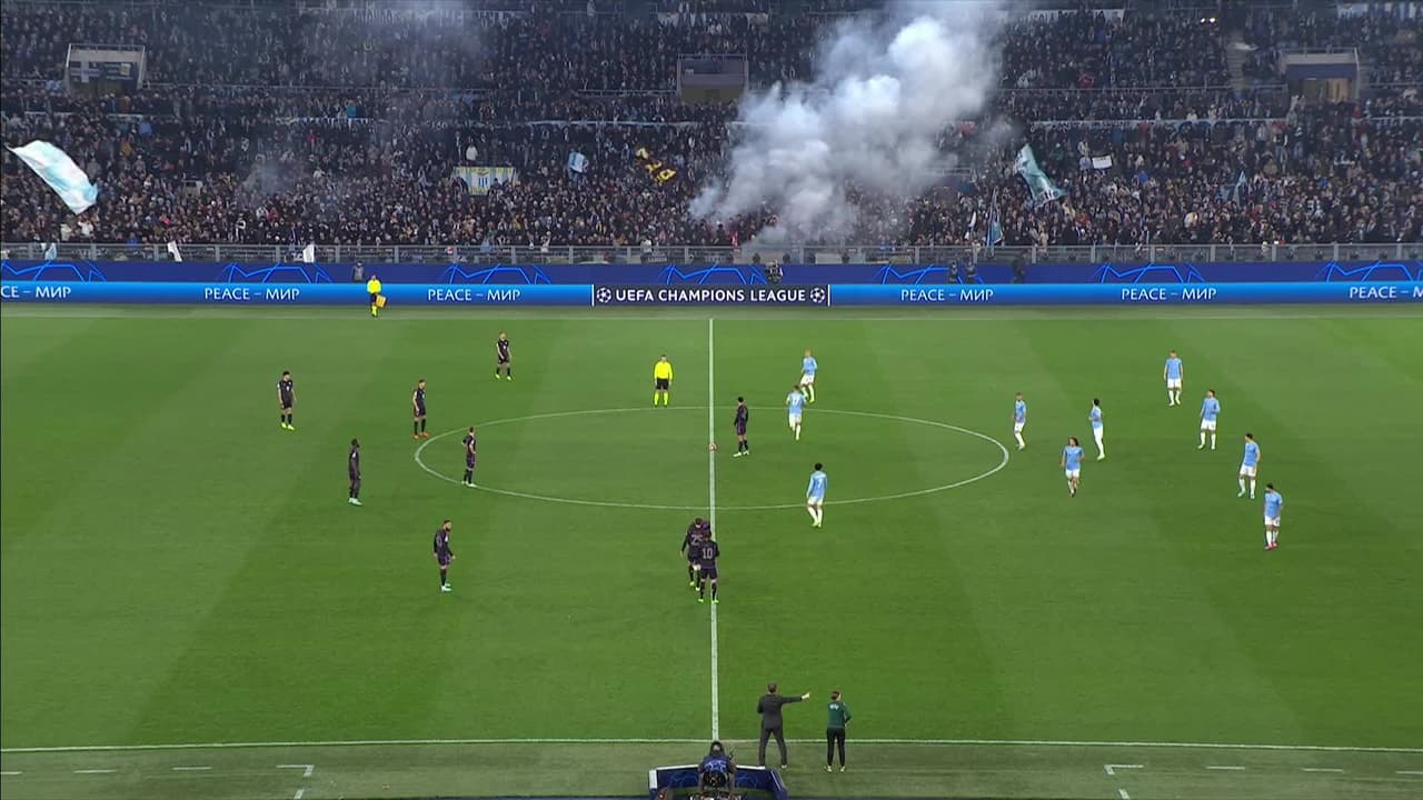 Arranca el partido y la pelota está en juego.