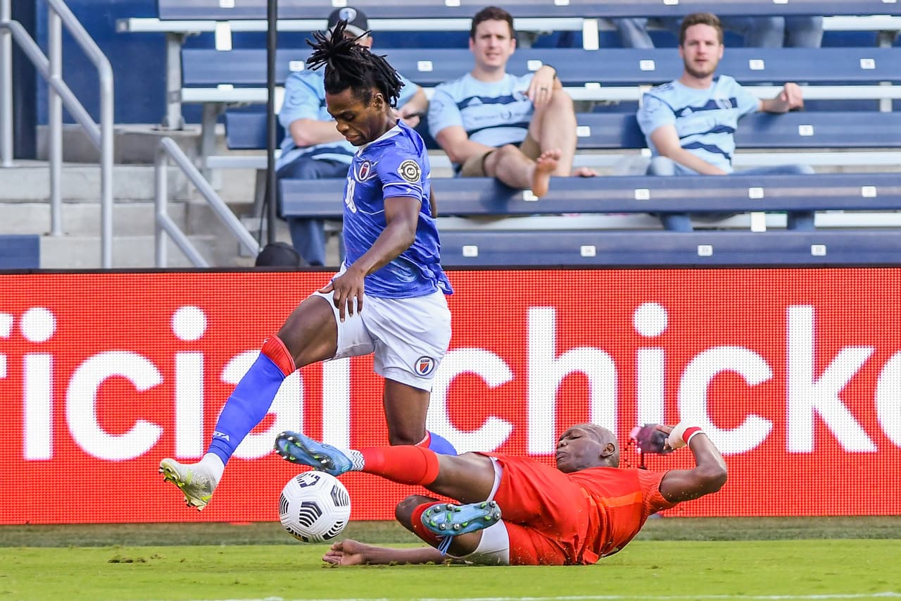 El doblete de Cyle Larin y los goles de Stephen Eustáquio y Junior Holiett le dan la victoria a Canadá 1-4 sobre la selección de Haití en la jornada dos de la Copa Oro.