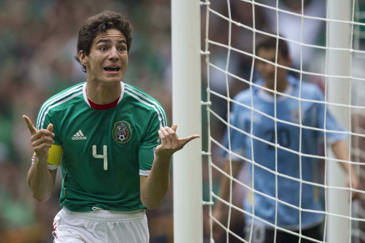 'Pollo' Briseño abrió el camino para la victoria de México 2-0 Uruguay en el Estadio Azteca.