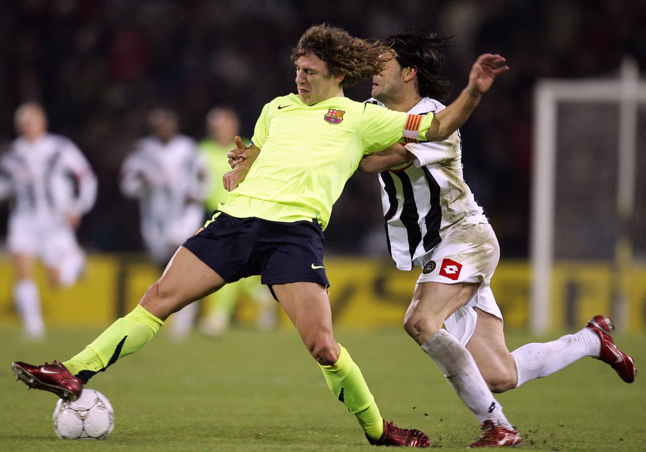 Playera color amarilla y shorts en negro, una combinación radical por parte el FC Barcelona durante un juego de la UEFA Champions League en 2005 ante Udinese.
