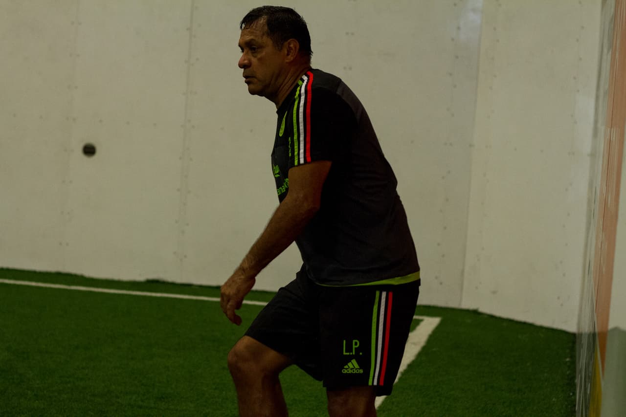 El cuerpo técnico del Tri, con un esquema táctico basado en rotaciones, tocó el balón a su antojo y venció 11-6 a los comentaristas de Univision y Televisa esta mañana en Boulder, Colorado, en un partido lleno de intensidad y camaradería.