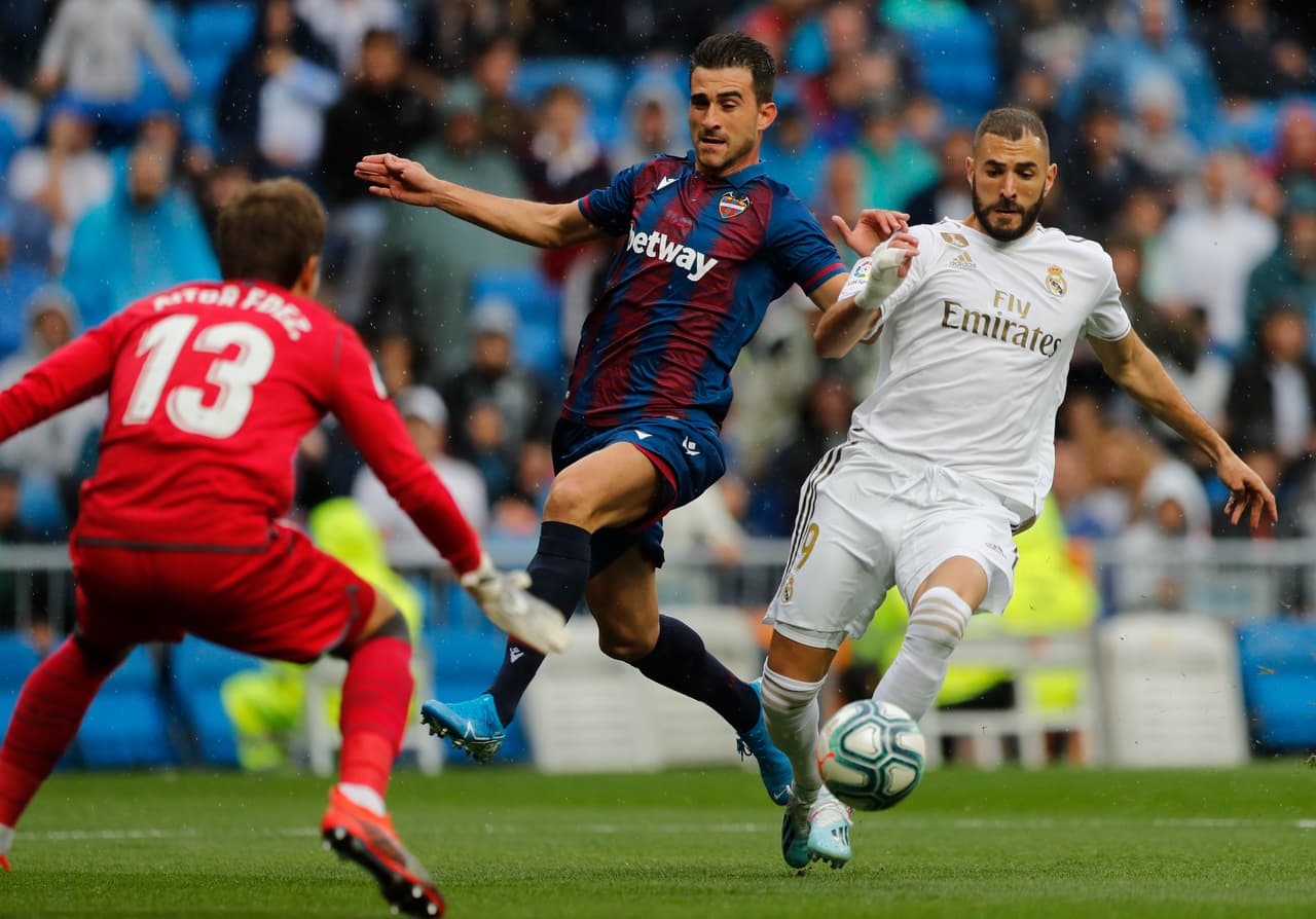 El Real Madrid consumó un gran primer tiempo y vencía 3-0 con doblete de Karim Benzema y uno más de Casemiro pero en la segunda mitad sufrió, recibió goles de Mayoral y Melero, dos ex madridistas, y una atajada de Courtois salvó el posible empate.