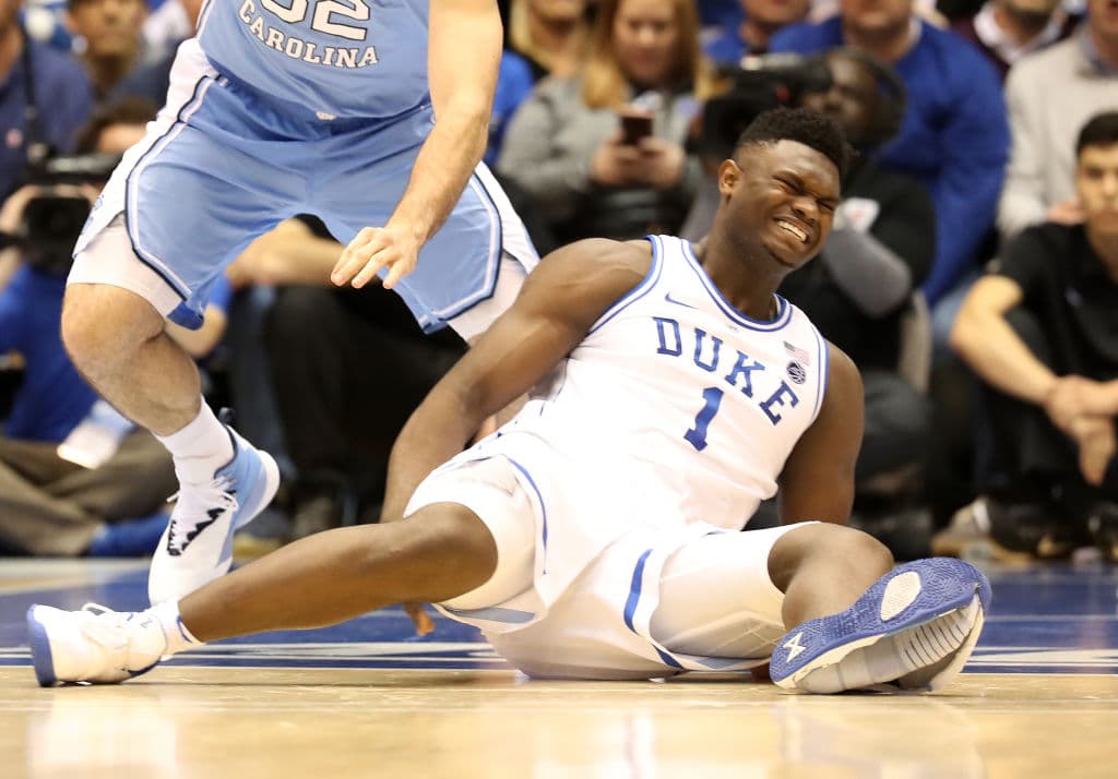 Además de su calidad como jugador, el pasado 20 de febrero Zion Williamson dio de qué hablar cuando en el anticipado y ansiado partido ante los North Carolina Tar Heels destrozó su tenis.