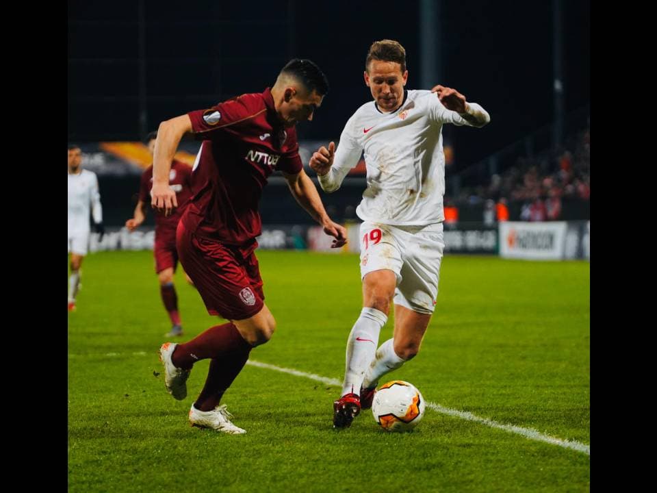 CFR Cluj 1-1 Sevilla. El cuadro español, ahora sin Javier Hernández, perdía en la segunda mitad tras el gol de penal de Deac (59’) hasta que En-Nesyri (82’) emparejó los cartones.