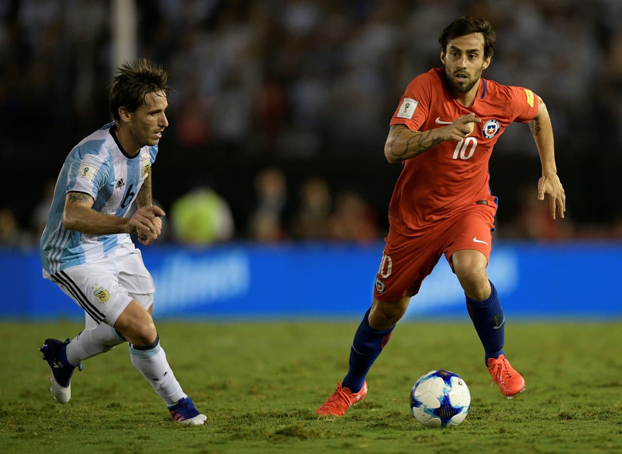 Tras Brasil 2014, se retiró de la selección, pero Sampaoli lo convenció de volver. Pizzi también lo tiene contemplado ya que Valdivia es único y cuando se retire se habrá extinguido el último diez auténtico.