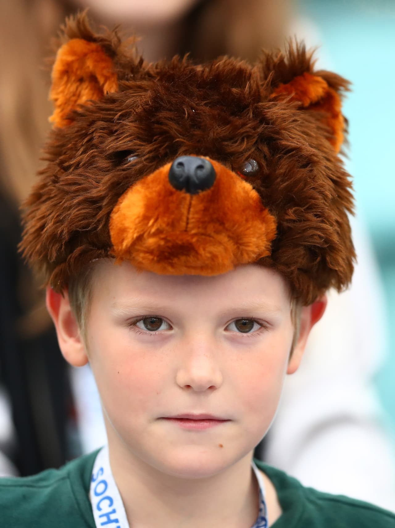 Los rusos y los lobos como un animal tradicional de ese país fuerno parte de los atuendos de los jóvenes hinchas.