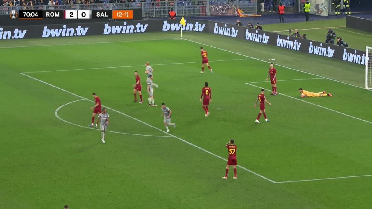 ¡TIRO ATAJADO! disparo por Junior Adamu.