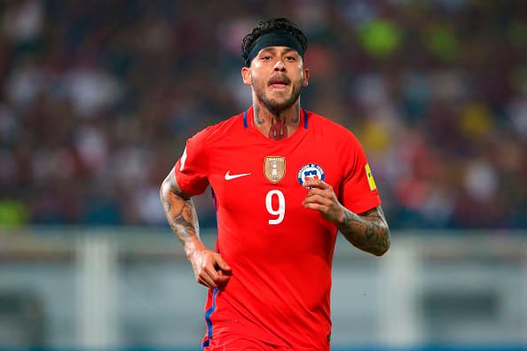 Mauricio Pinilla. Posición: Delantero. Edad: 32 años. Equipo: Atalanta. Veces seleccionado: 39 participaciones. Descripción: Es potente, con buen disparo. Va bien por arriba, siempre es un peligro para la defensa.