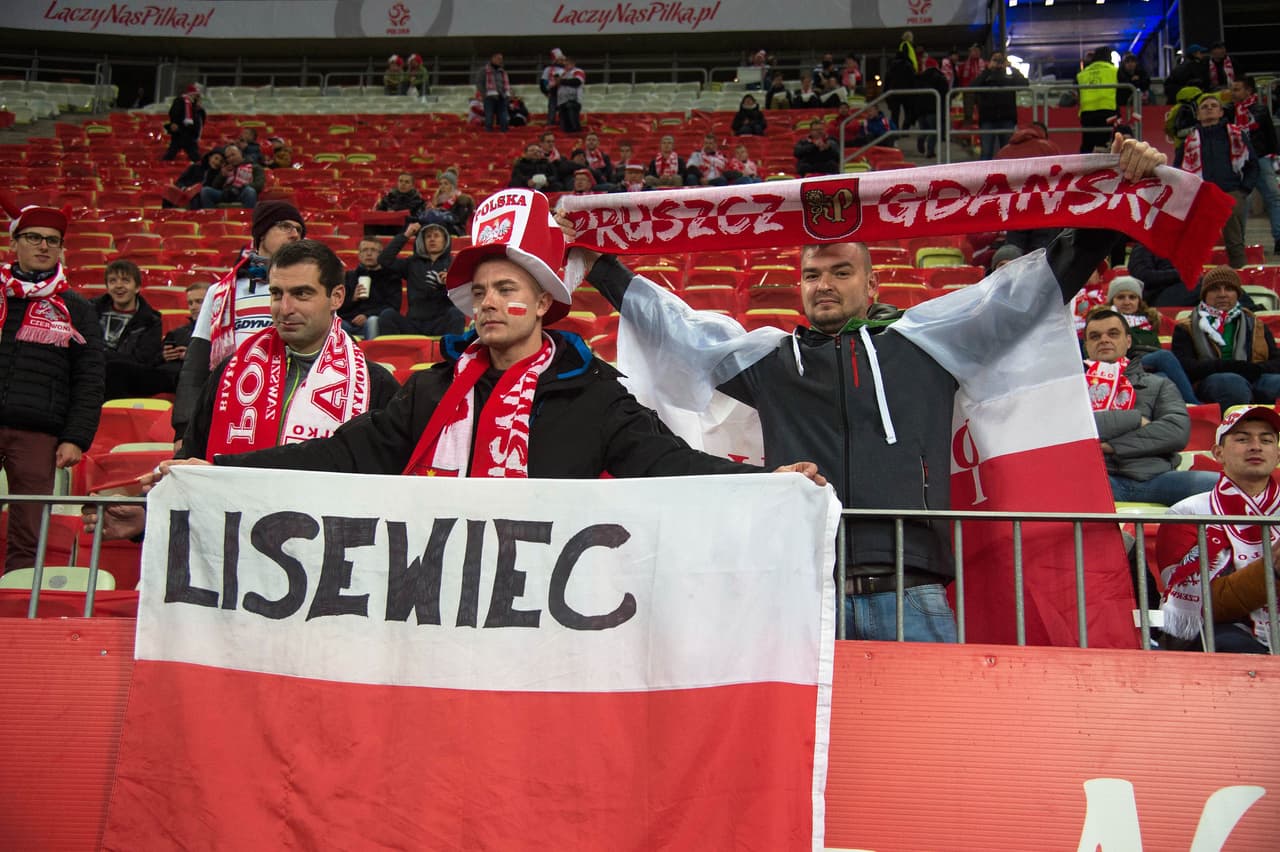 Con todo el color característico, los fanáticos de la Selección Mexicana de fútbol fueron llegando poco a poco al Stadion Energa Gdańsk anhelando un triunfo tras el empate ante Bélgica (3-3). Por su parte, los aficionados locales compartieron en familia la previa del compromiso.