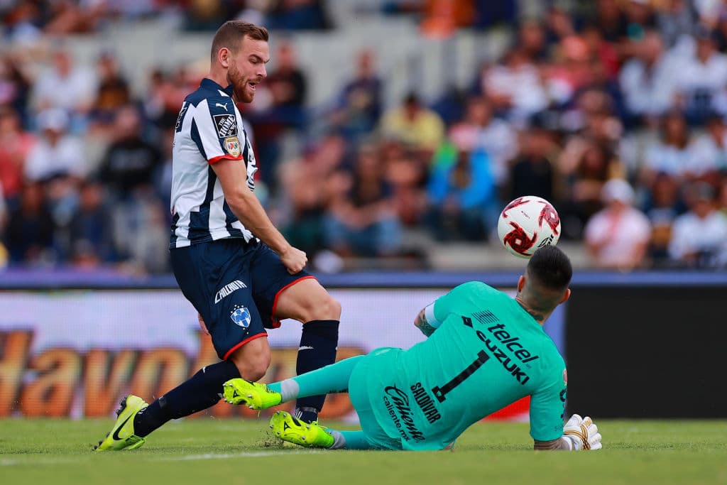 Pumas dominó al campeón Rayados de Monterrey todo el partido, Barovero estuvo fino atrás y los atacantes universitarios insistieron hasta que cayó el gol.