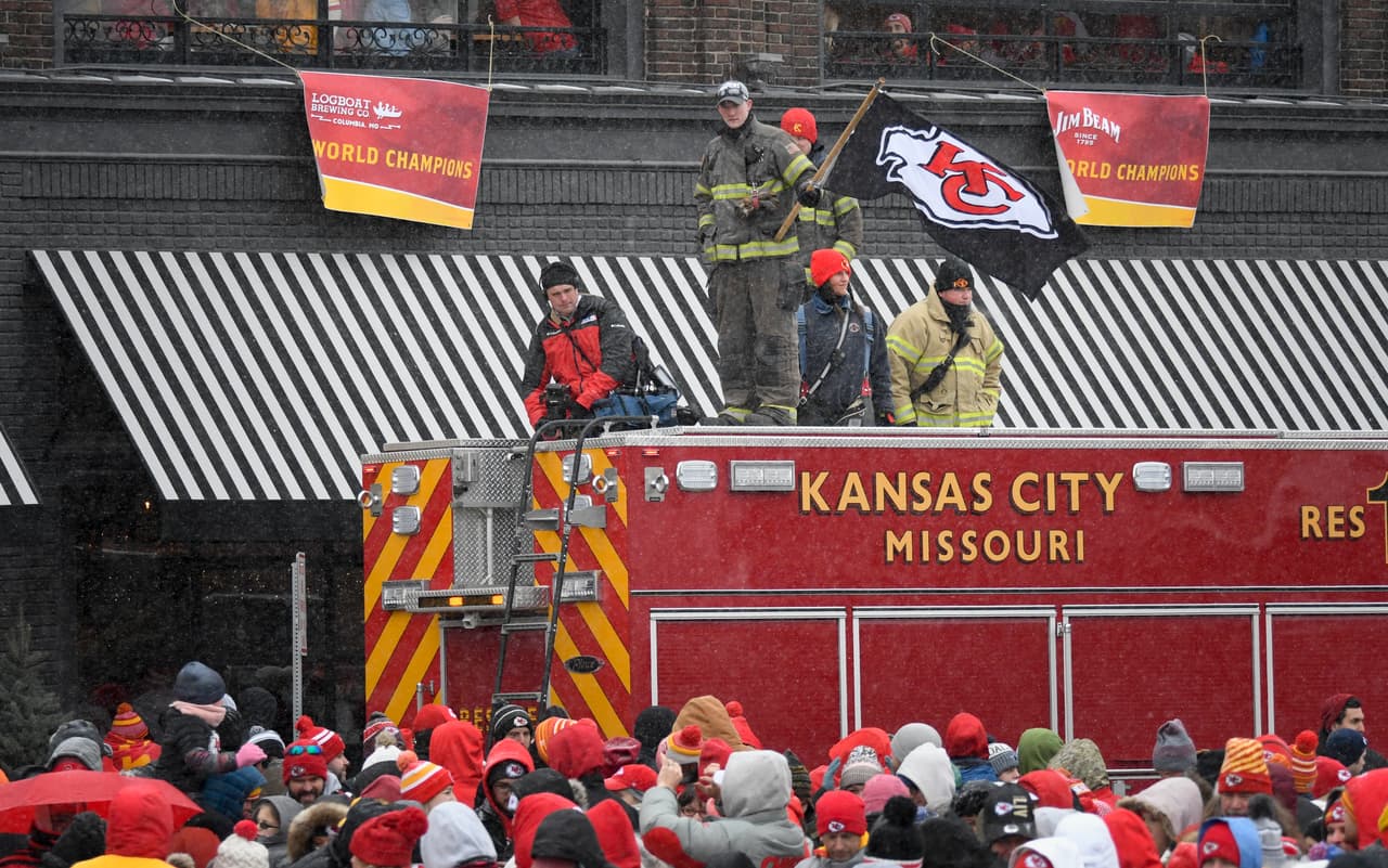 Las bajas temperaturas no detuvieron a los fanáticos que se reunieron en el centro de Kansas para admirar el trofeo que tardó 50 años en regresar a su ciudad.
