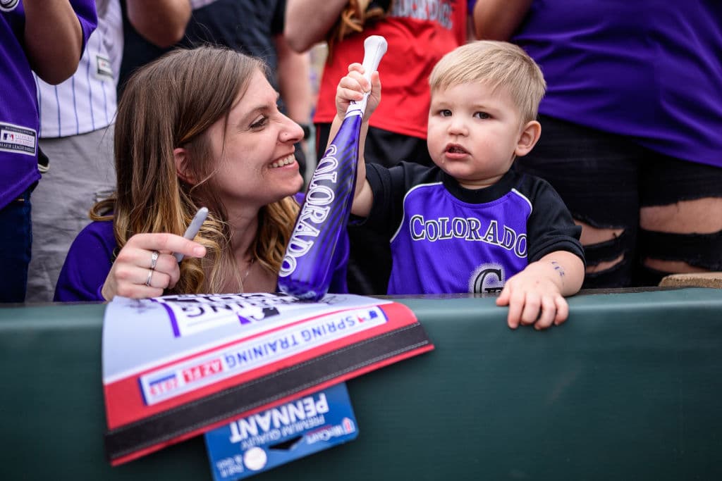 Un buen consejo sería apelar a la actitud de este pequeño aficionado que miraba el juego entre los Oakland Athletics y los Colorado Rockies en Scottsdale, Arizona, tomárselo con calma, ya está cerca el inicio de la campaña.