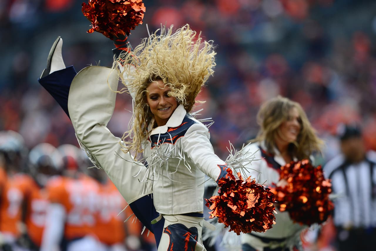 La belleza impactante de las animadoras y la pasión incontenible de los fanáticos le dio alegría a la tradicional jornada del Año Nuevo.