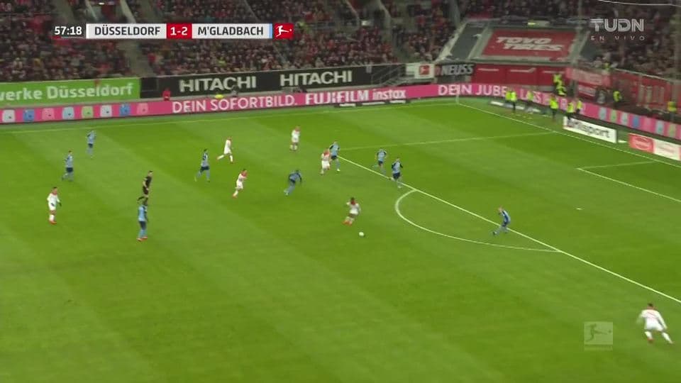 Tiro desviado de Kevin Stöger