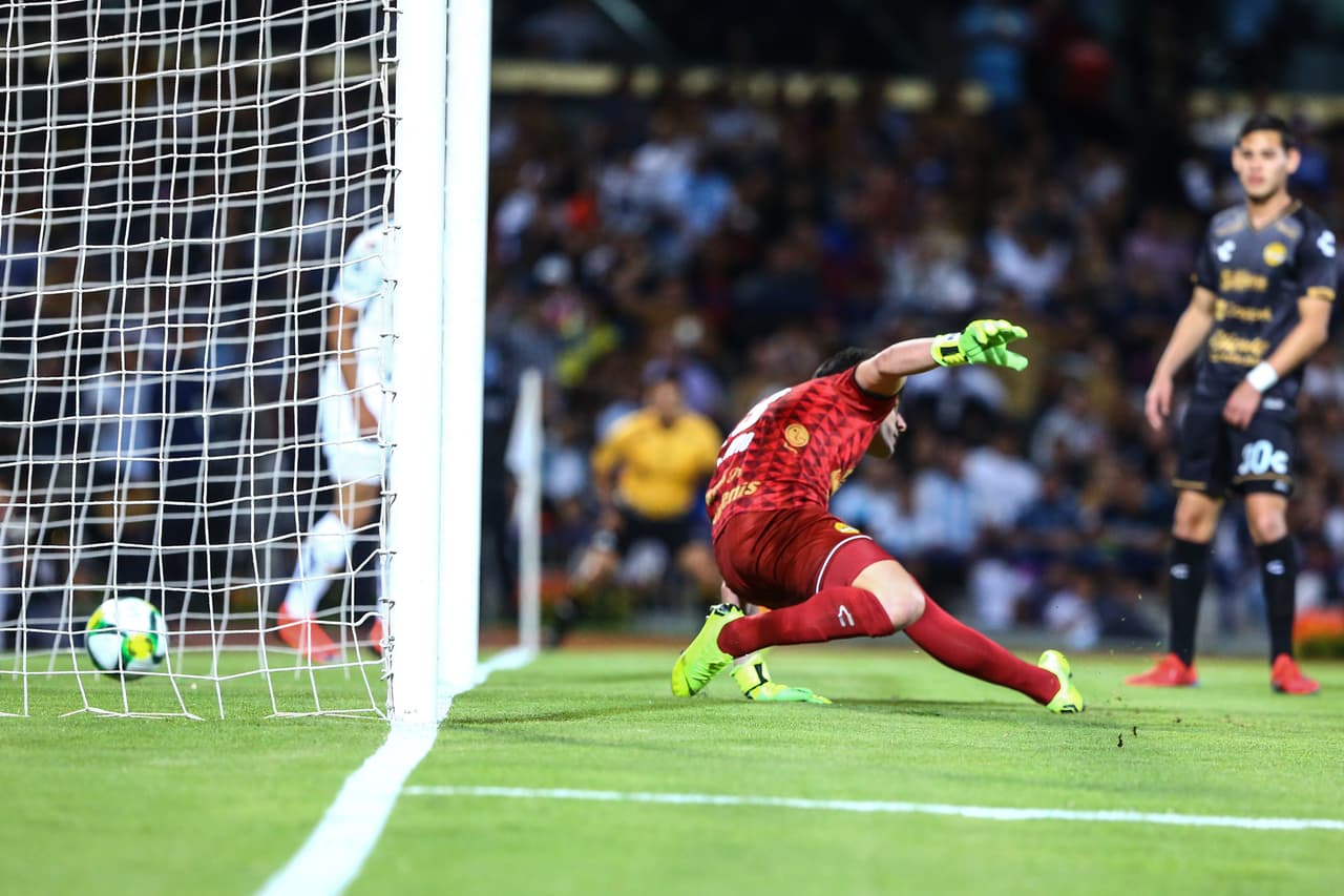 Y a los 18 minutos, un balón al corazón del área ocasionó caos en la defensa de los sinaloenses.