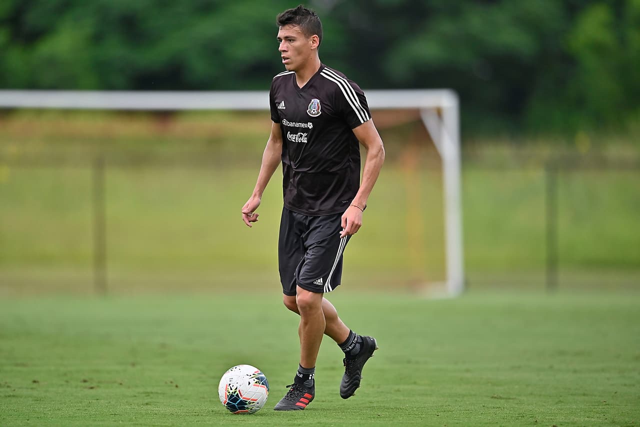 “Lo que más cuesta es la familia, el alejarte tanto tiempo de ellos. Sí es complicado, ahora que mi niña está creciendo, después de un par de semanas que no la veo se comporta totalmente diferente
<b> </b>a como la he dejado. Pero ha valido la pena
<b> </b>por el hecho de que hemos llegado a la Final
<b> </b>y nos falta lo más importante. La única misión es ganarla”, remató el zaguero mexicano.