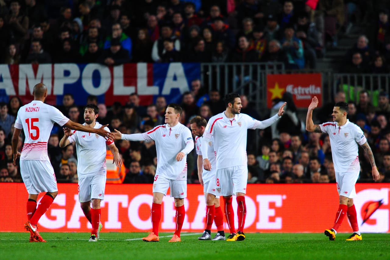 Así festejaron los jugadores del Sevilla al sorprender con el gol con el que se ponían arriba en el marcador en en la primera parte del encuentro.