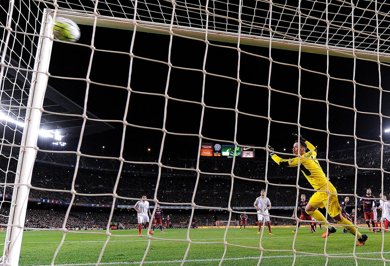 Messi deleitaría al mundo con otro golazo, el argentino cobraría un tiro libre para colgar el balón en el ángulo y así marcar el empate a un gol.