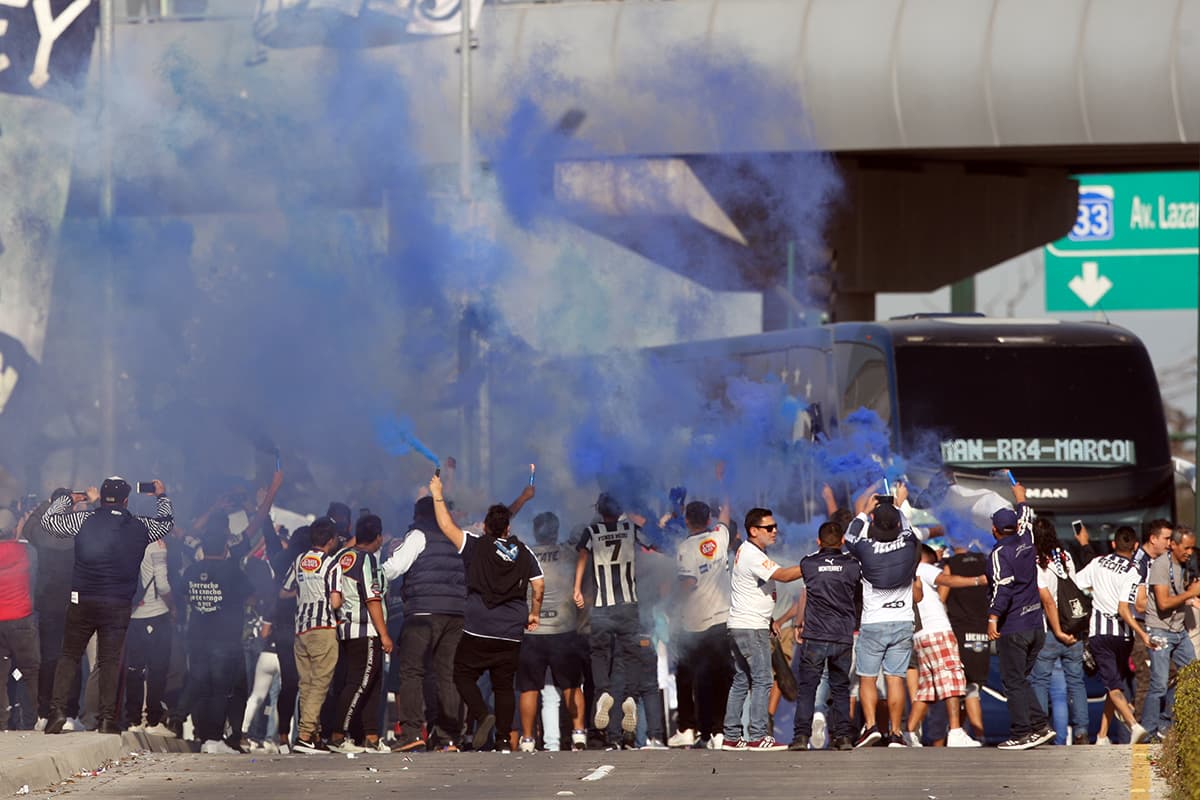 Los fanáticos de Rayados crearon una colorida fiesta en la llegada de los jugadores al Estadio Bancomer.