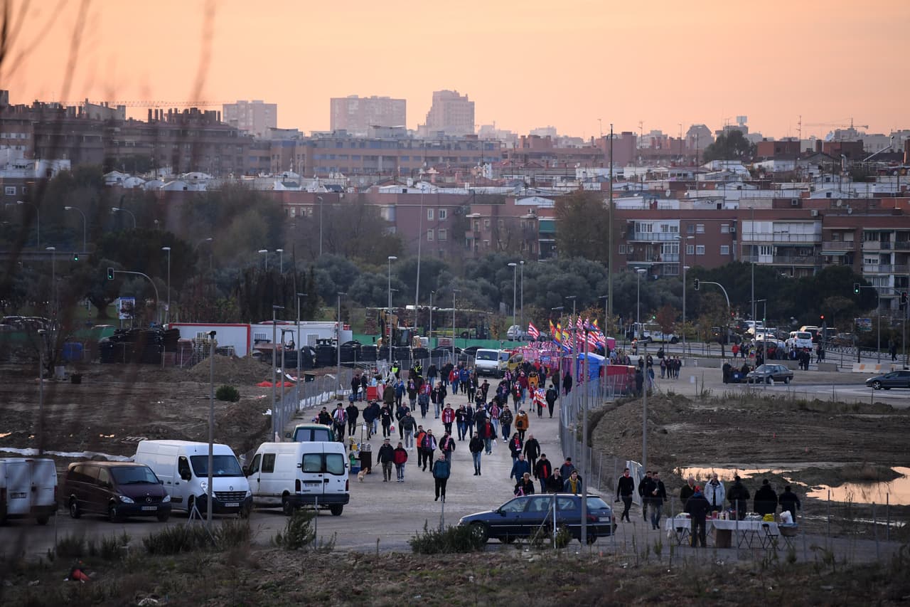 Poco a poco fueron acercándose los aficionados locales, principalmente, que llegaban en auto, bus o metro.