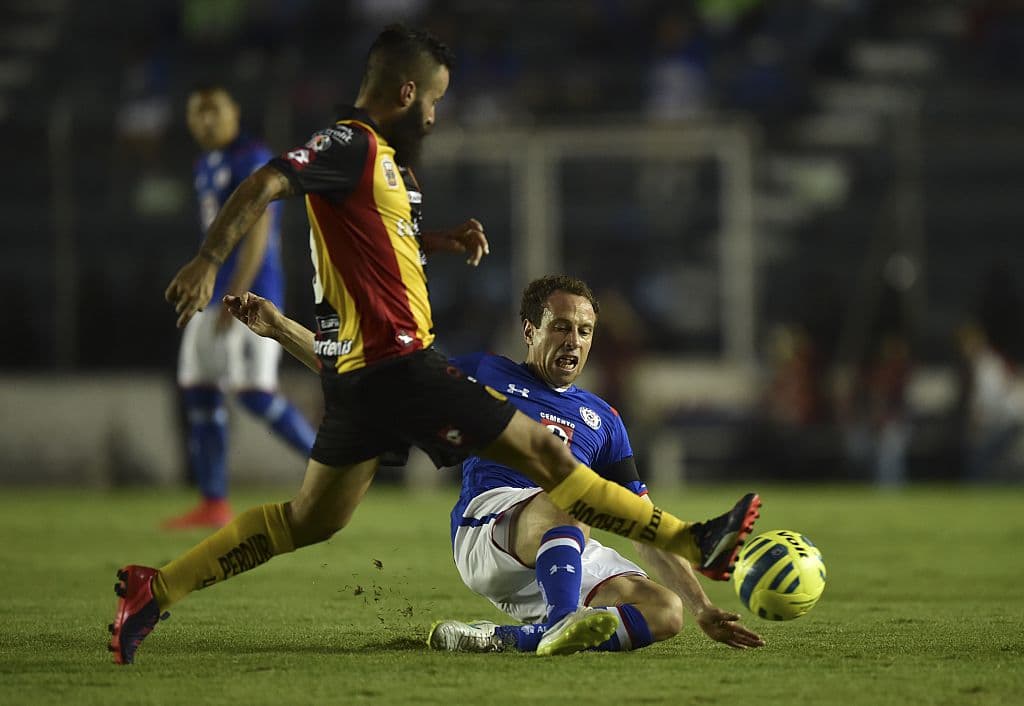 Para el 2015 pasó a los Leones Negros de la U de G con quienes participó en los 34 partidos del club en el Apertura 2014 y Clausura 2015. 
<br>En el primero fue el jugador que más pases acertados tuvo en el torneo.