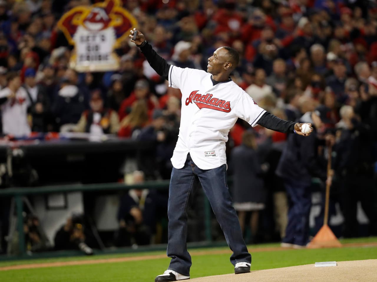 Dicho todo entre los hinchas, el protagonismo gira al diamante: lanzamiento de honor Kenny Lofton como parte de la ceremonia y todo listo para el comienzo de la Serie Mundial.