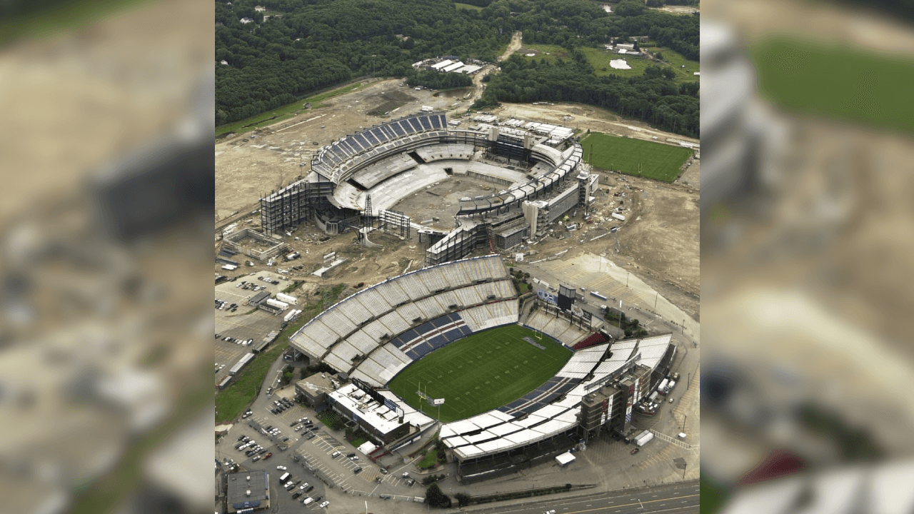 <b>Nuevo estadio</b>
<br>- La reconstrucción de Robert Kraft no se trató solo de los coaches, sino también pensó en la comodidad de los aficionados.
<br>- El Foxboro Stadium necesitaba dejar atrás su pasado, ante eso, el dueño de New England planeó e impulsó la creación de Gillette Stadium, inmueble donde actualmente juegan los Patriots.