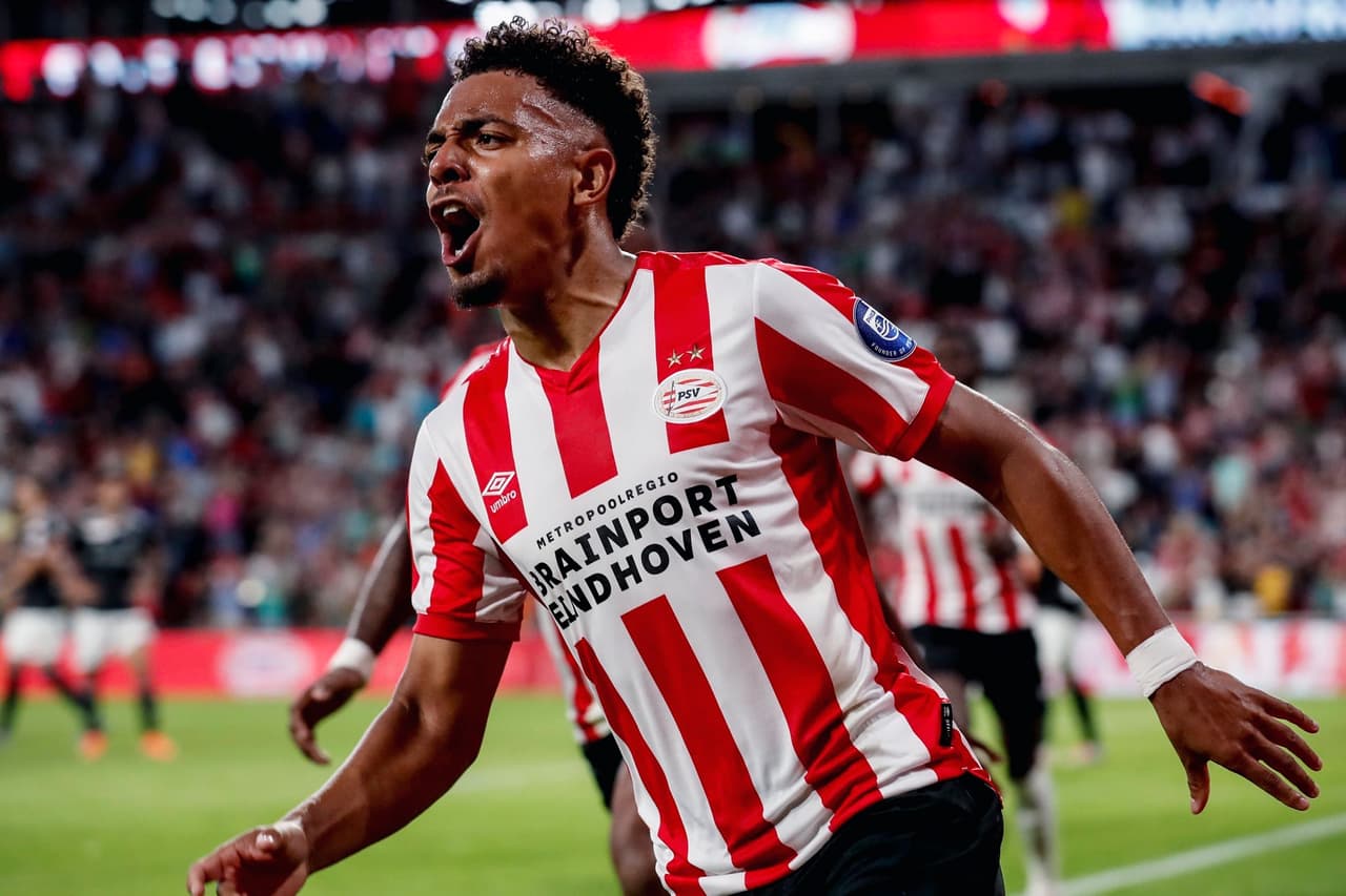 Y así festejó el héroe de la noche en Eindhoven, quien rescató al PSV de viajar con circunstancias adversas a Suiza para la Vuelta de la eliminatoria.