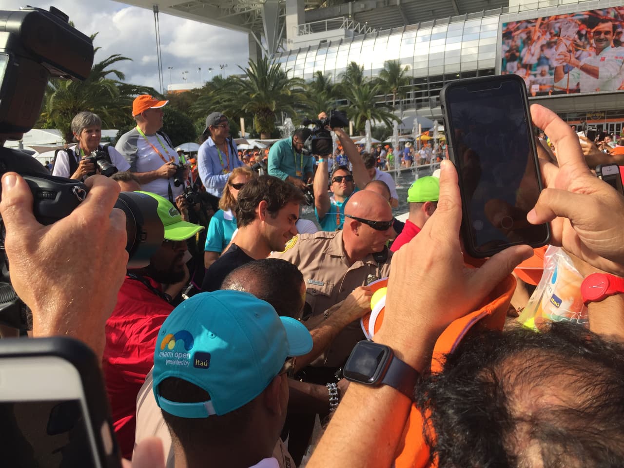 Cuando se aceró a dar autógrafos, la seguridad tuvo que intervenir para controlar a las decenas de seguidores que buscaban su rúbrica.