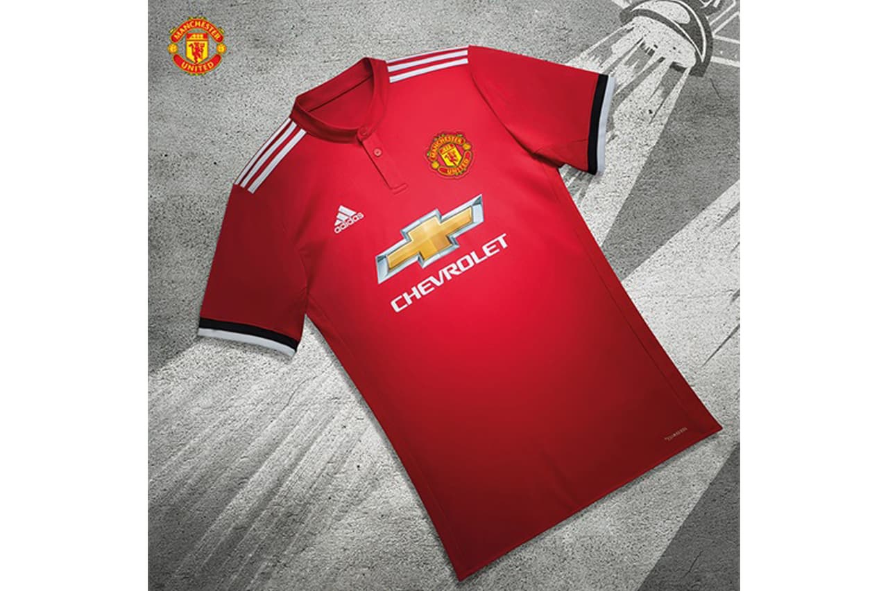 La nueva playera titular del Manchester United vuelve a tener las líneas de la marca alemana en los hombros.