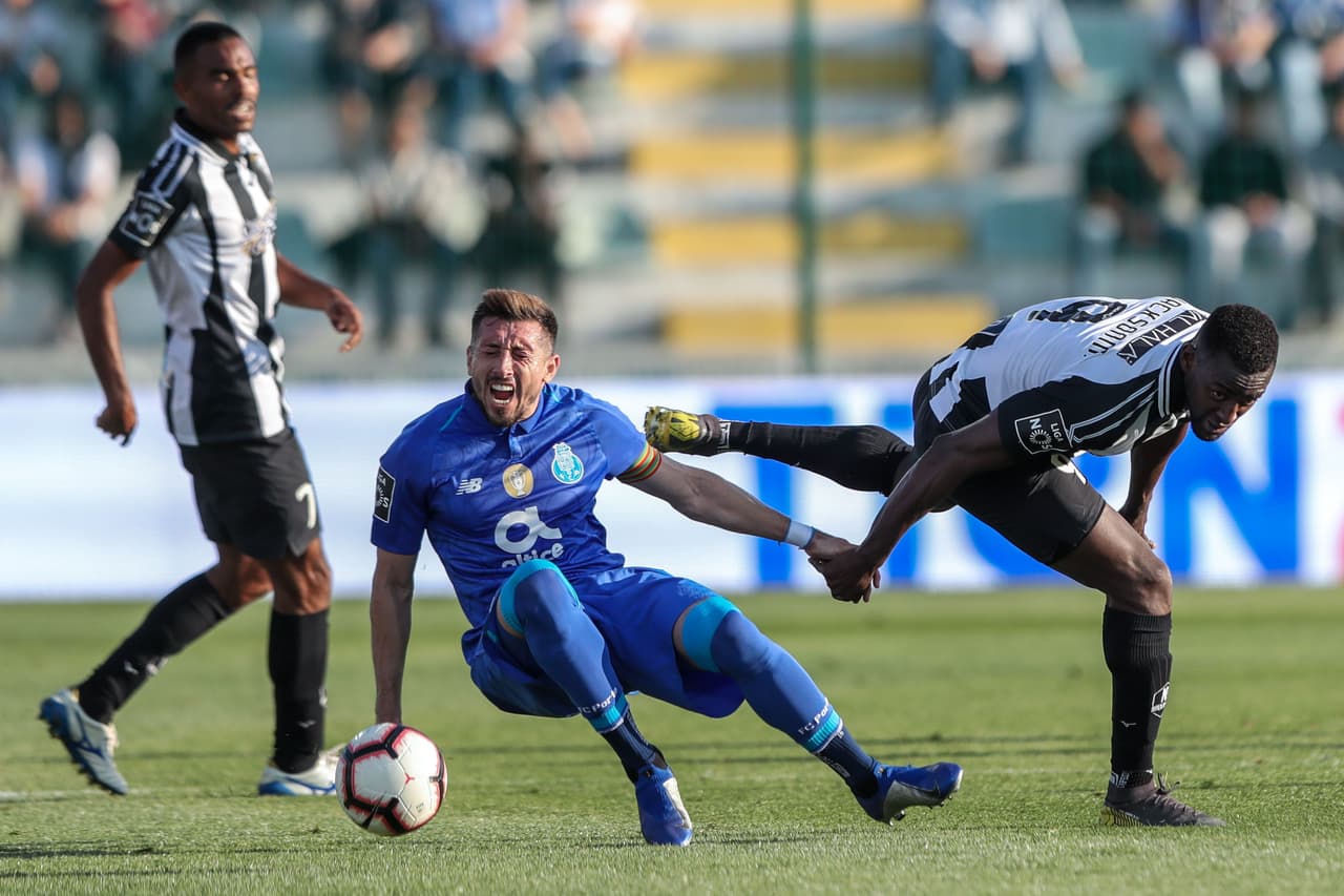 Duelo latinoamericano en el Estadio Municipal de Portimao entre el mexicano del Porto Héctor Herrera (centro) y el colombiano Jackson Martínez (derecha) del Portimonense.