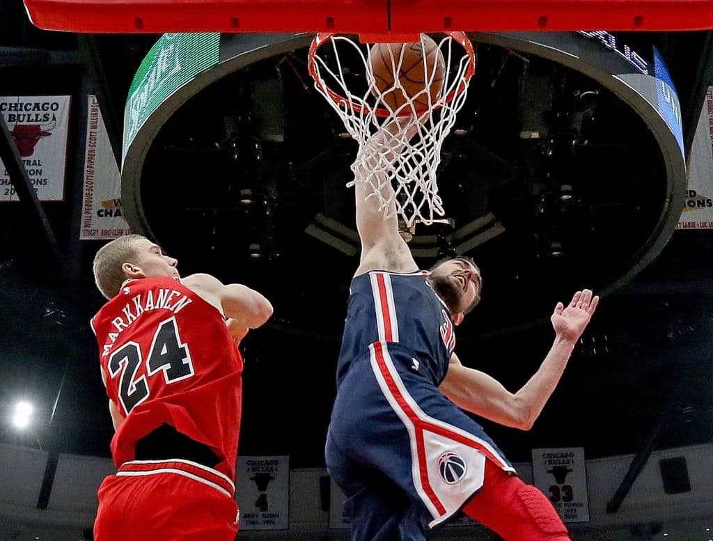 Washington 120-126 Chicago. Con 32 puntos de Lauri Markkanen los Bulls (21-52) derrotaron a los Wizards (30-42) en tiempo extra en United Center. Por los visitantes destacó Bradley Beal con 27 unidades.