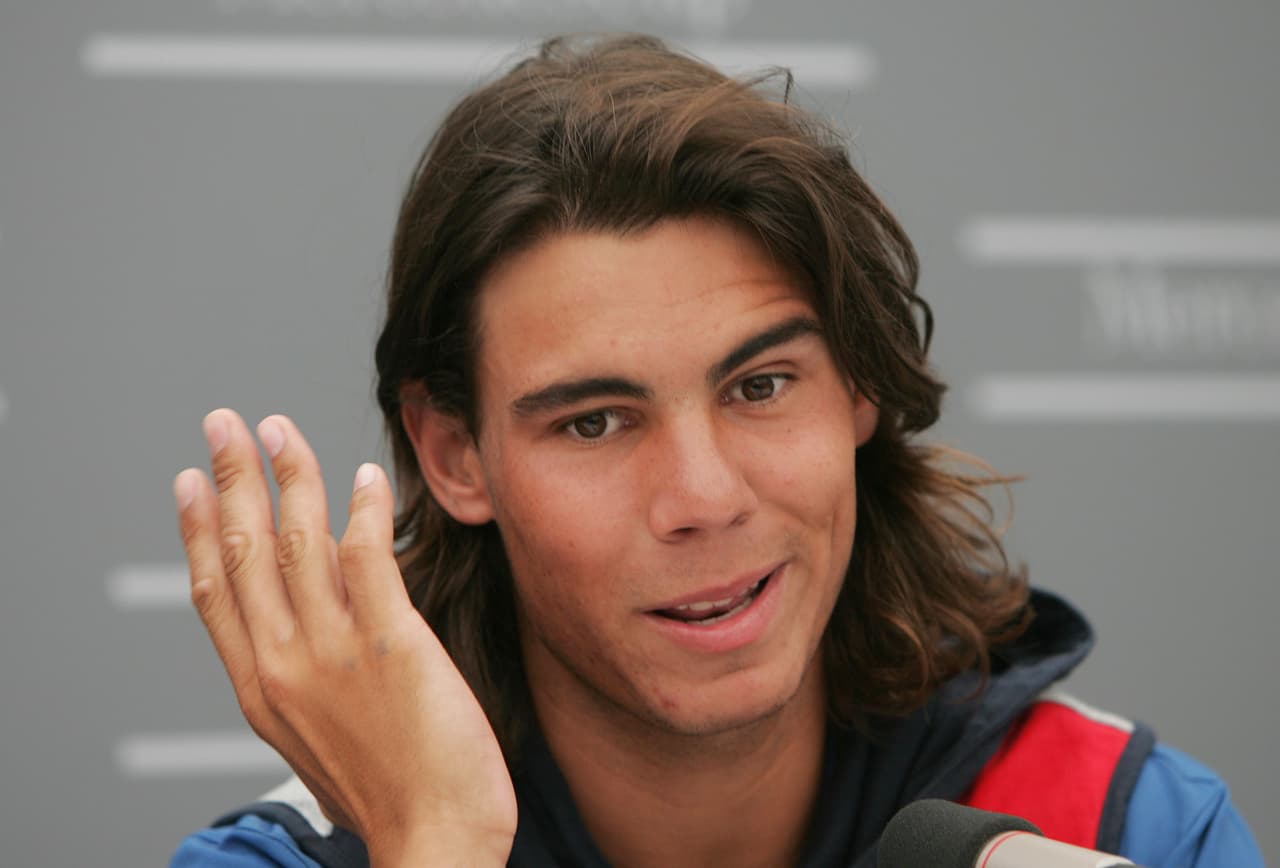 <b>Nada detiene su greña </b>
<br>Como podemos ver en las fotos anteriores, Nadal siempre ha optado por usar el cabello largo, a pesar de que podría reprsentar una incomodidad para jugar.