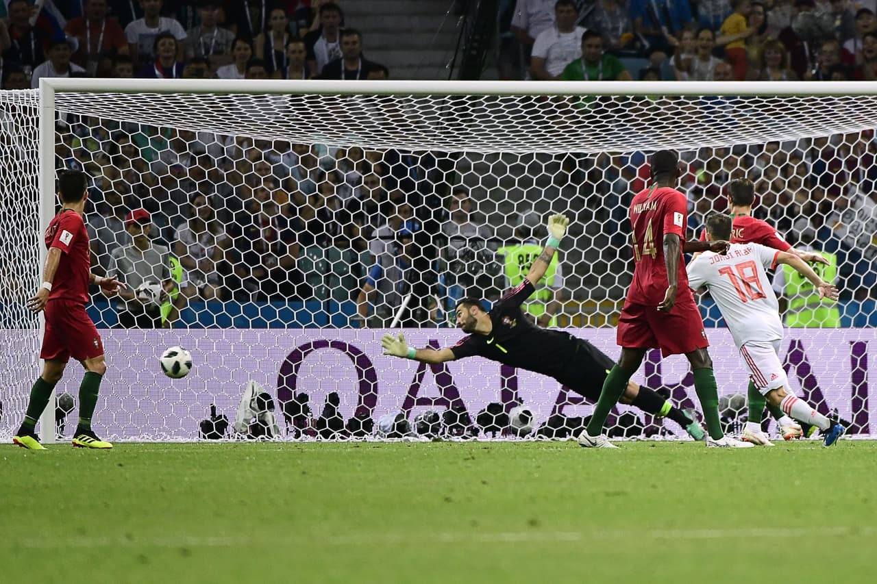 Desde la banda derecha sacó un remate de primera, seco, con potencia y buena ubicación, que se metió al arco portugués tras pegar en el palo derecho de Rui Patricio. Imposible de atajar.