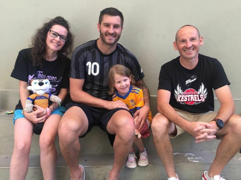 Para lograr esa cifra, el francés rifó un auto para ayudar a la joven en su lucha contra el cáncer.