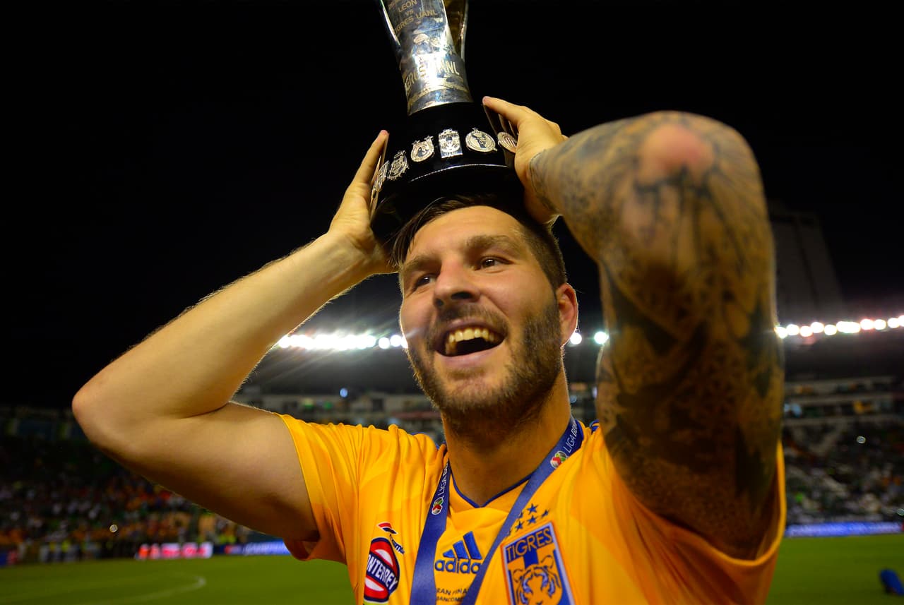 ¡Tigres se proclama Campeón del fútbol mexicano! Los felinos regiomontanos cosecharon su séptimo título de la Liga MX y se cuelan, aunque muchos se sigan negando a aceptarlo, entre los grandes del balompié azteca. Luego de superar en una Final de un solo gol a los Esmeraldas del León, así se dieron los festejos de los Tigres en patio ajeno, imágenes para el recuerdo y que hay que darse un tiempo para echarles un ojo, sobre todo la fiel afición de los felinos regios.