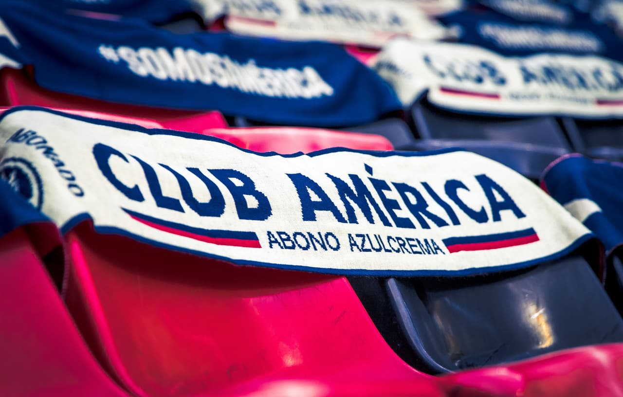 América realiza un homenaje a sus aficionados con bufandas, lonas y playeras en las gradas del Estadio Azteca con la leyenda: "Volveremos a estar juntos. Gracias por tu apoyo".
