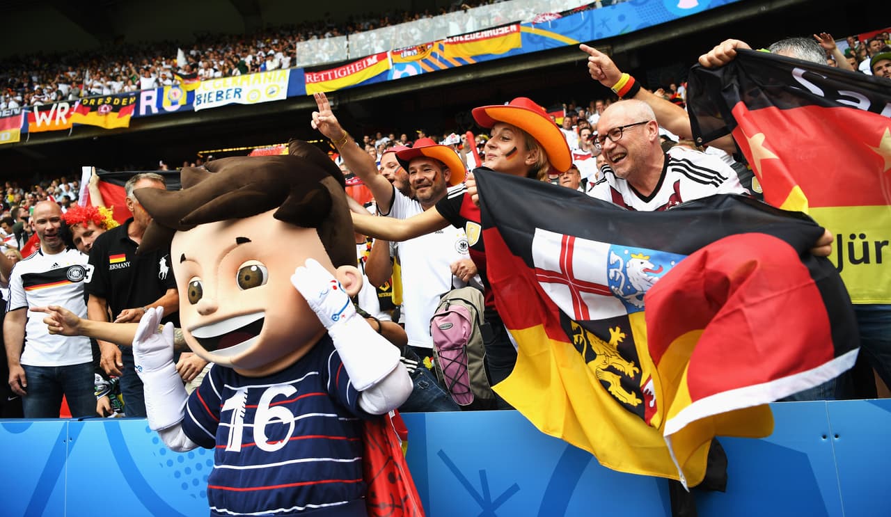 'Super Víctor' conviviendo con las tribunas.