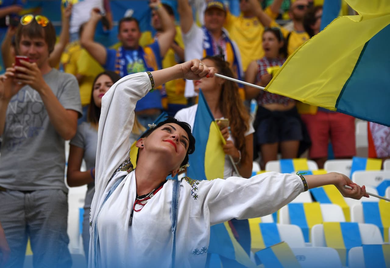 La afición de Ucrania no dejó de apoyar a su equipo.